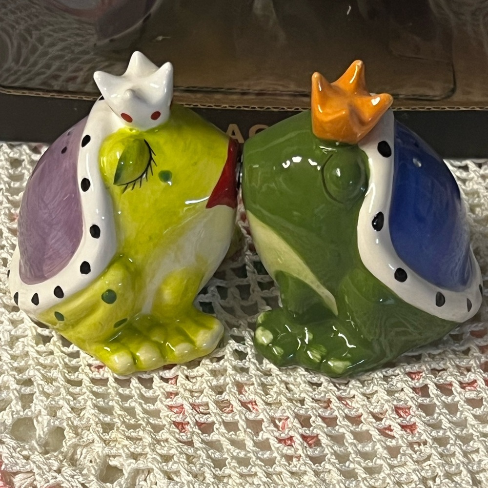 Attractives Ceramic Frog Salt & Pepper Shakers Magnetized Kissing Frogs